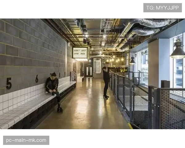 更衣室庆祝视频流出：夺冠豪门用啤酒浇湿百万美元赞助的新款智能训练设备